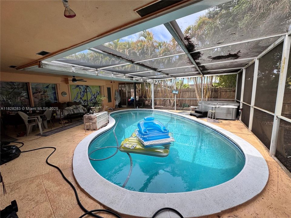 Под контрактом: $400,000 (3 спален, 2 ванн, 1224 Квадратных фут)