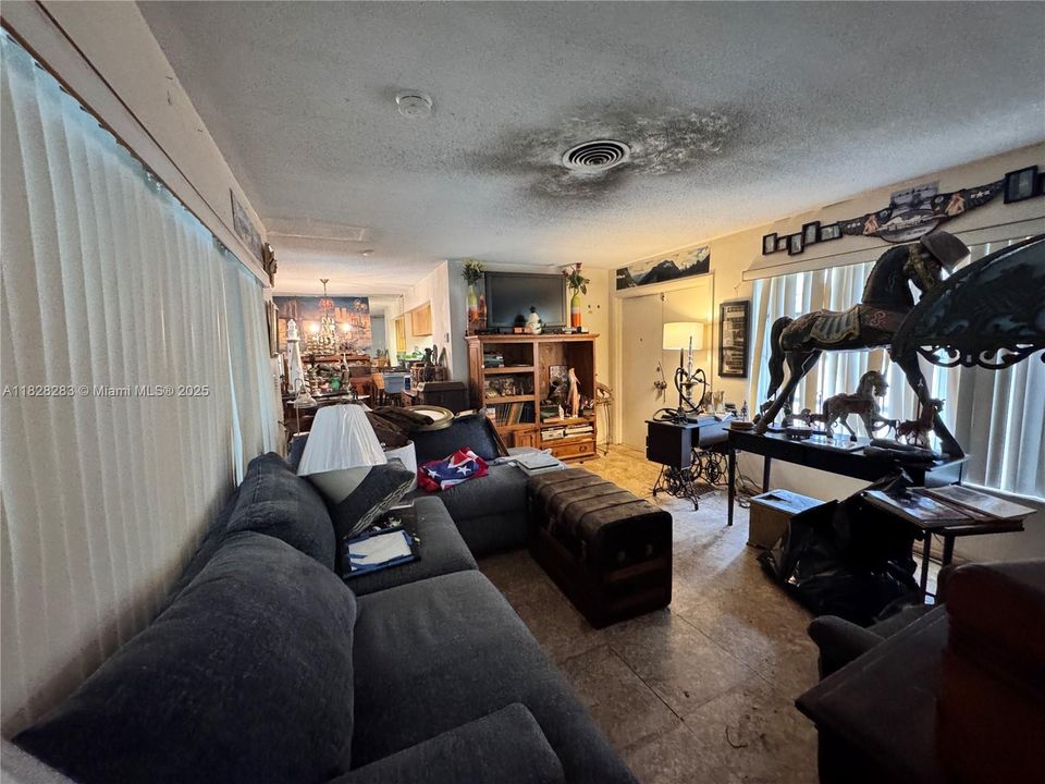 Под контрактом: $400,000 (3 спален, 2 ванн, 1224 Квадратных фут)