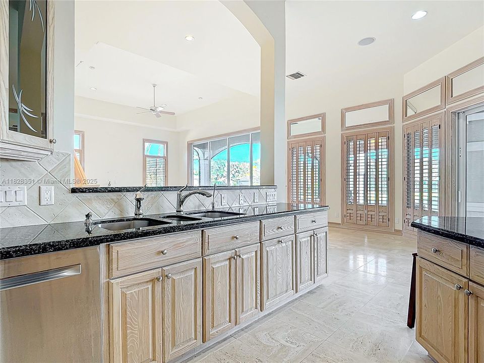 For Sale: $4,700,000 (4 beds, 5 baths, 7838 Square Feet)