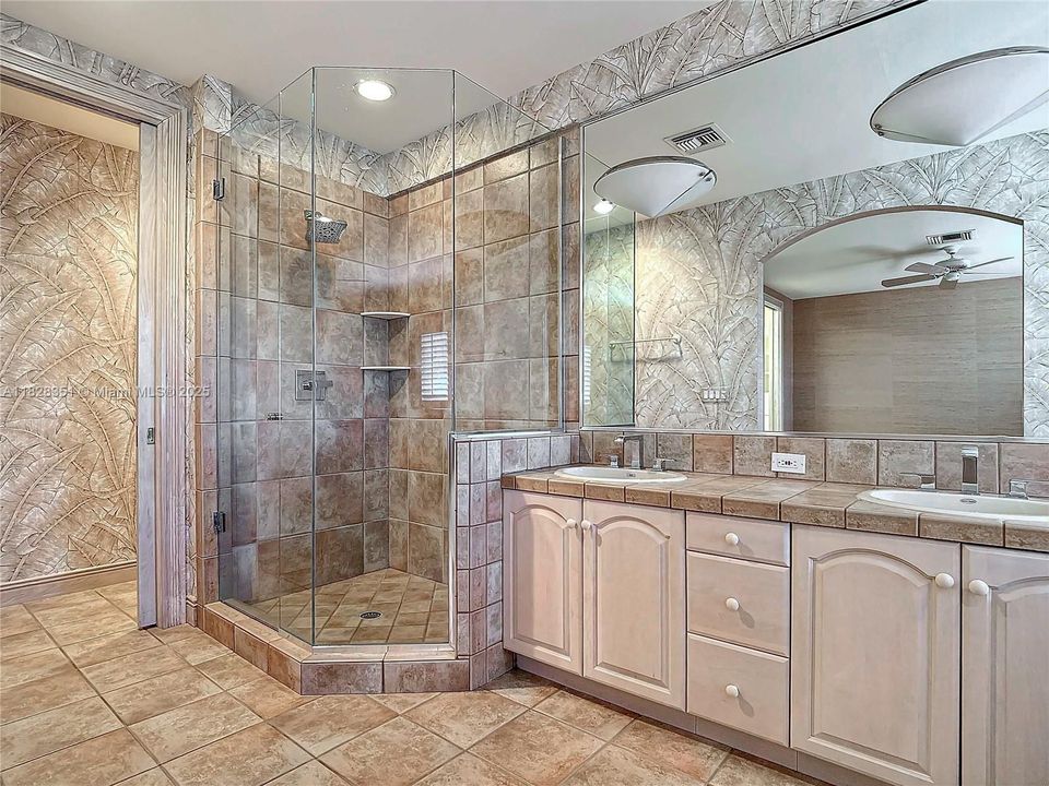 For Sale: $4,700,000 (4 beds, 5 baths, 7838 Square Feet)