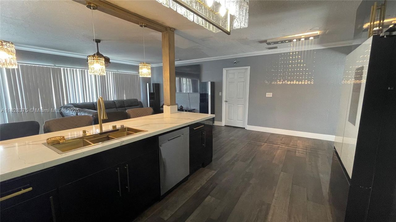 合同活跃: $569,000 (5 贝兹, 3 浴室, 1856 平方英尺)