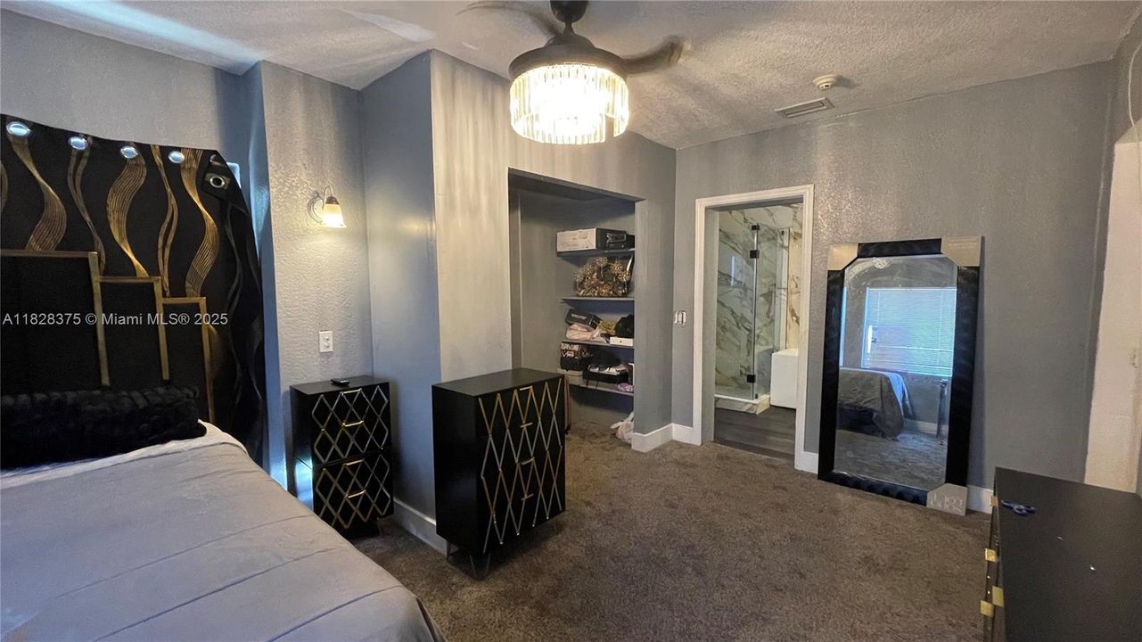 合同活跃: $569,000 (5 贝兹, 3 浴室, 1856 平方英尺)