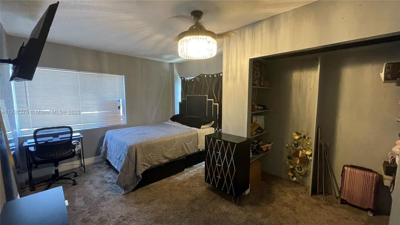 合同活跃: $569,000 (5 贝兹, 3 浴室, 1856 平方英尺)