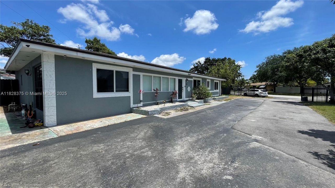 合同活跃: $569,000 (5 贝兹, 3 浴室, 1856 平方英尺)