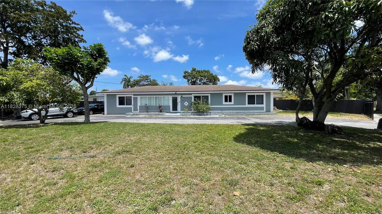 合同活跃: $569,000 (5 贝兹, 3 浴室, 1856 平方英尺)