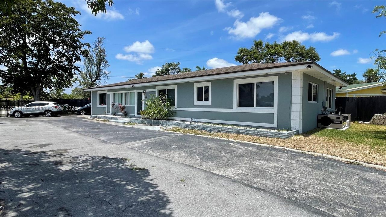 合同活跃: $569,000 (5 贝兹, 3 浴室, 1856 平方英尺)