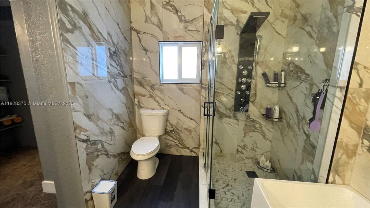 合同活跃: $569,000 (5 贝兹, 3 浴室, 1856 平方英尺)