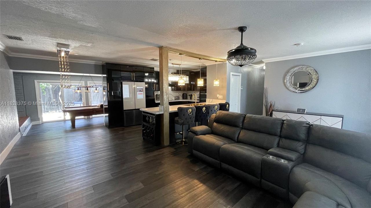 合同活跃: $569,000 (5 贝兹, 3 浴室, 1856 平方英尺)