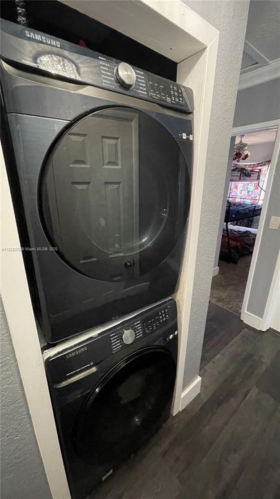 合同活跃: $569,000 (5 贝兹, 3 浴室, 1856 平方英尺)