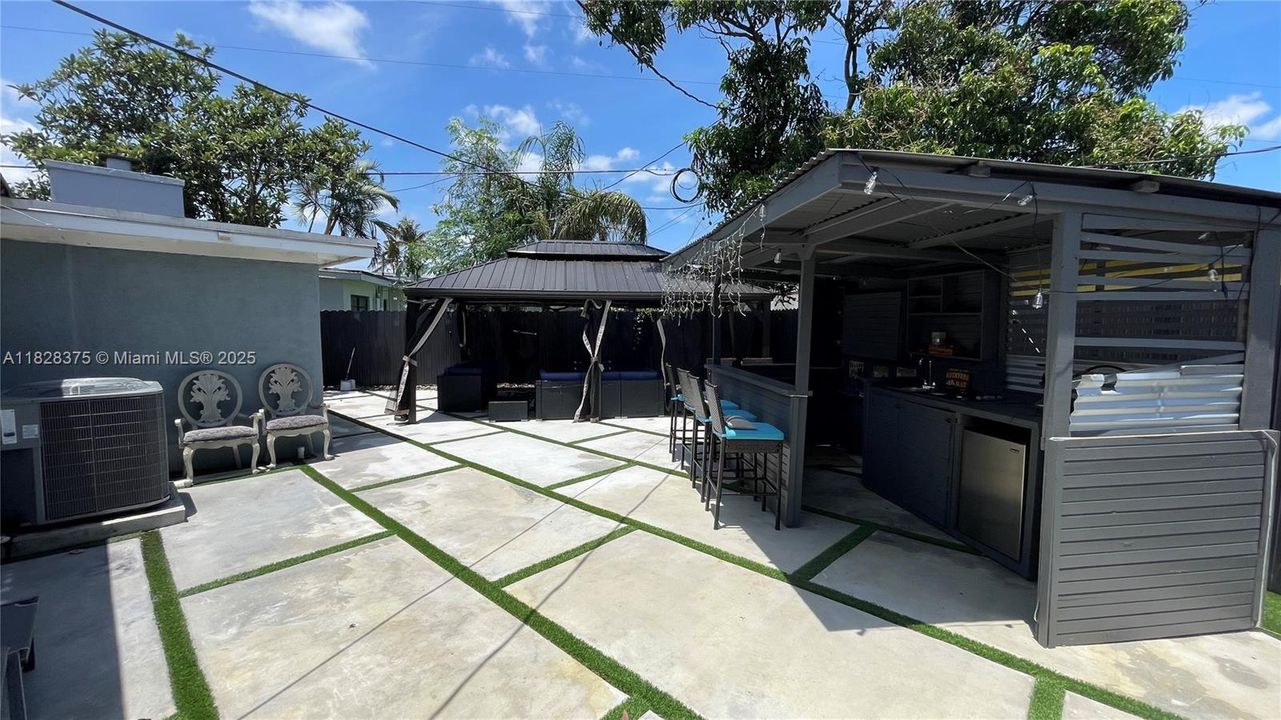 合同活跃: $569,000 (5 贝兹, 3 浴室, 1856 平方英尺)