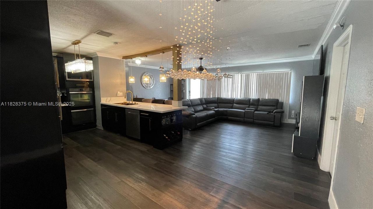 合同活跃: $569,000 (5 贝兹, 3 浴室, 1856 平方英尺)