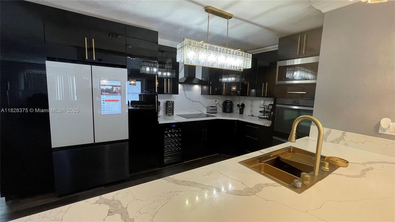 合同活跃: $569,000 (5 贝兹, 3 浴室, 1856 平方英尺)