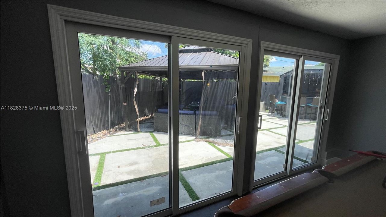 合同活跃: $569,000 (5 贝兹, 3 浴室, 1856 平方英尺)