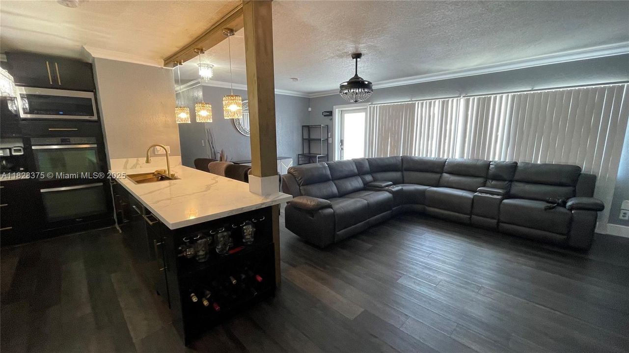 合同活跃: $569,000 (5 贝兹, 3 浴室, 1856 平方英尺)