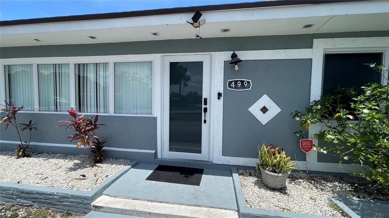 合同活跃: $569,000 (5 贝兹, 3 浴室, 1856 平方英尺)