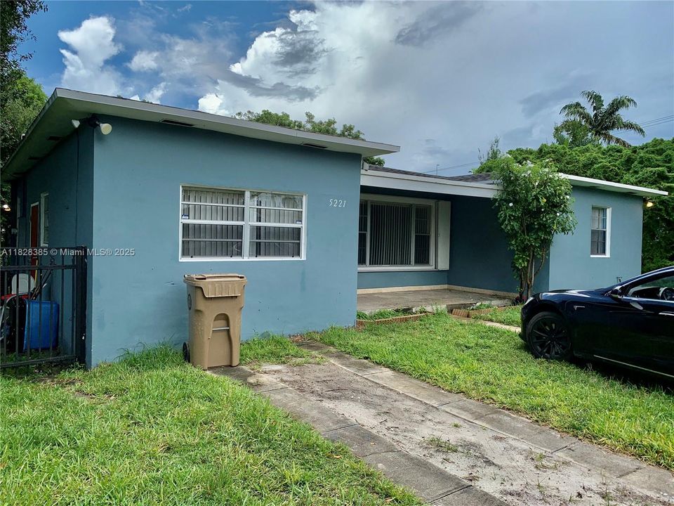 En Venta: $699,900 (3 camas, 1 baños, 1636 Pies cuadrados)