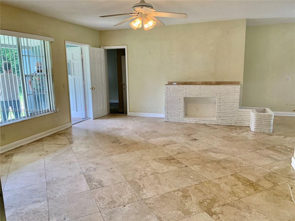 En Venta: $699,900 (3 camas, 1 baños, 1636 Pies cuadrados)