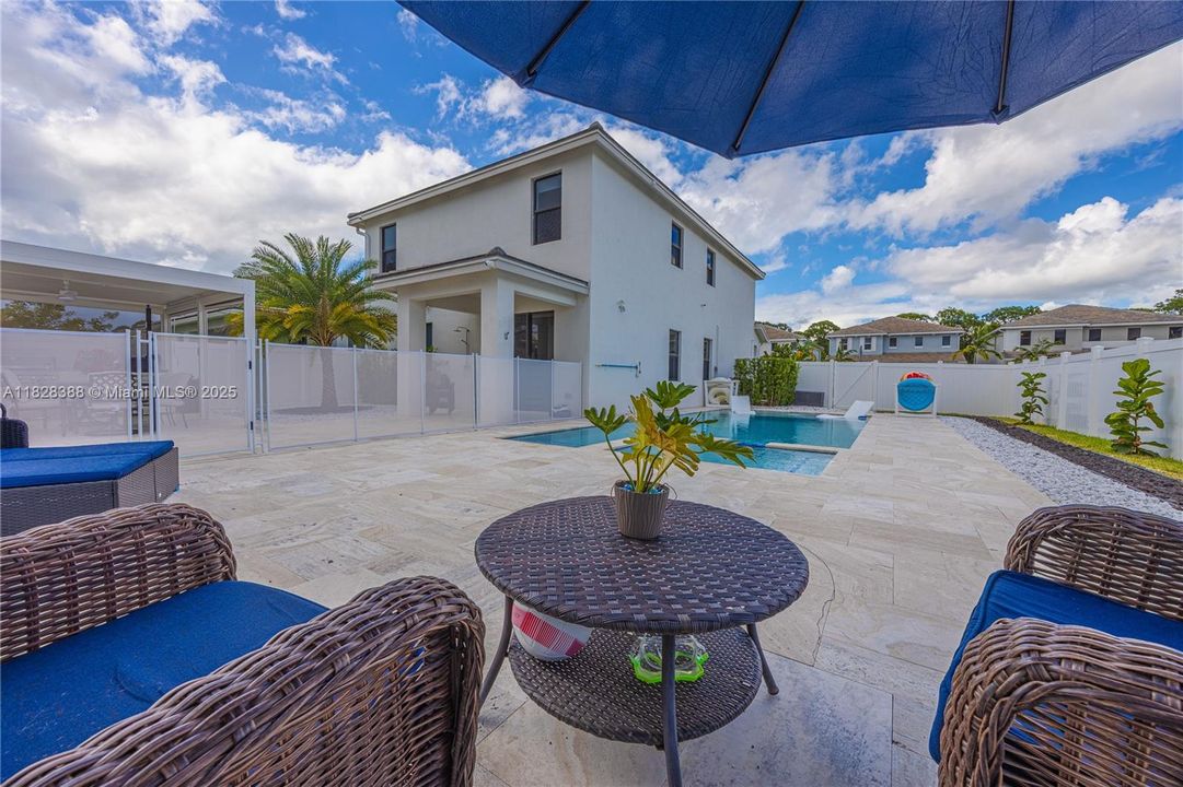 En Venta: $1,385,000 (4 camas, 3 baños, 2528 Pies cuadrados)