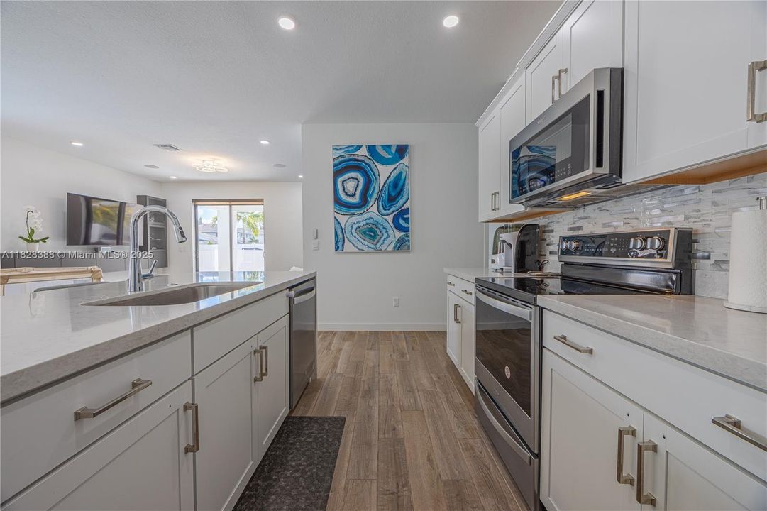 En Venta: $1,385,000 (4 camas, 3 baños, 2528 Pies cuadrados)