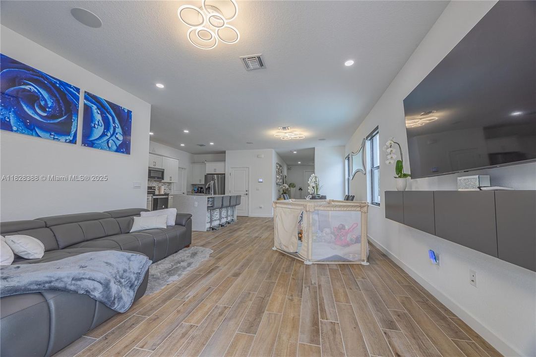 En Venta: $1,385,000 (4 camas, 3 baños, 2528 Pies cuadrados)