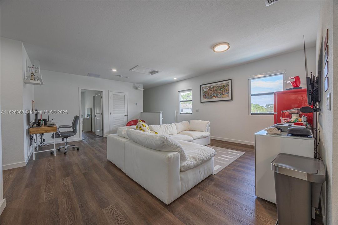 En Venta: $1,385,000 (4 camas, 3 baños, 2528 Pies cuadrados)