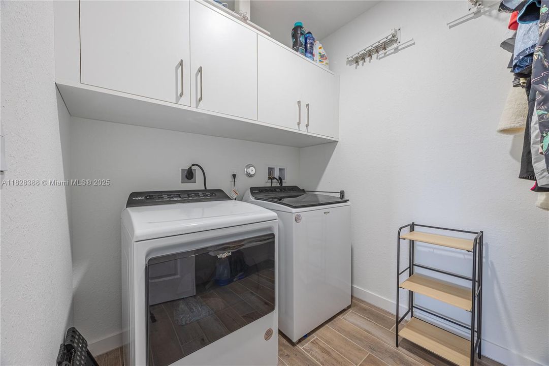 En Venta: $1,385,000 (4 camas, 3 baños, 2528 Pies cuadrados)