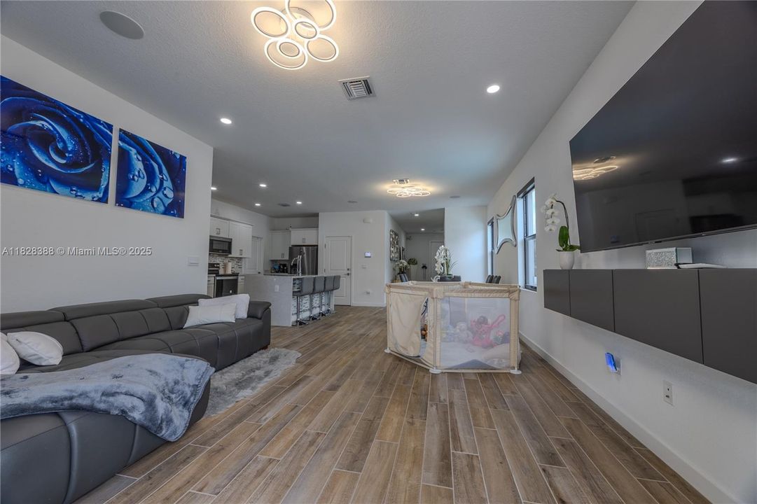 En Venta: $1,385,000 (4 camas, 3 baños, 2528 Pies cuadrados)