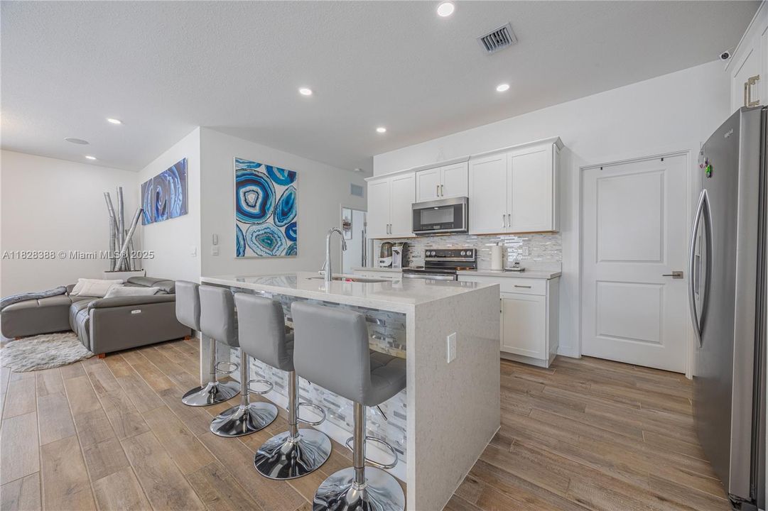 En Venta: $1,385,000 (4 camas, 3 baños, 2528 Pies cuadrados)