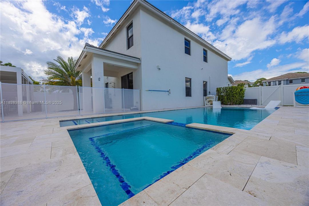 En Venta: $1,385,000 (4 camas, 3 baños, 2528 Pies cuadrados)