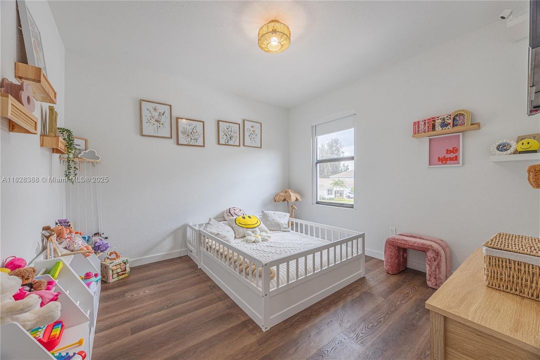 En Venta: $1,385,000 (4 camas, 3 baños, 2528 Pies cuadrados)