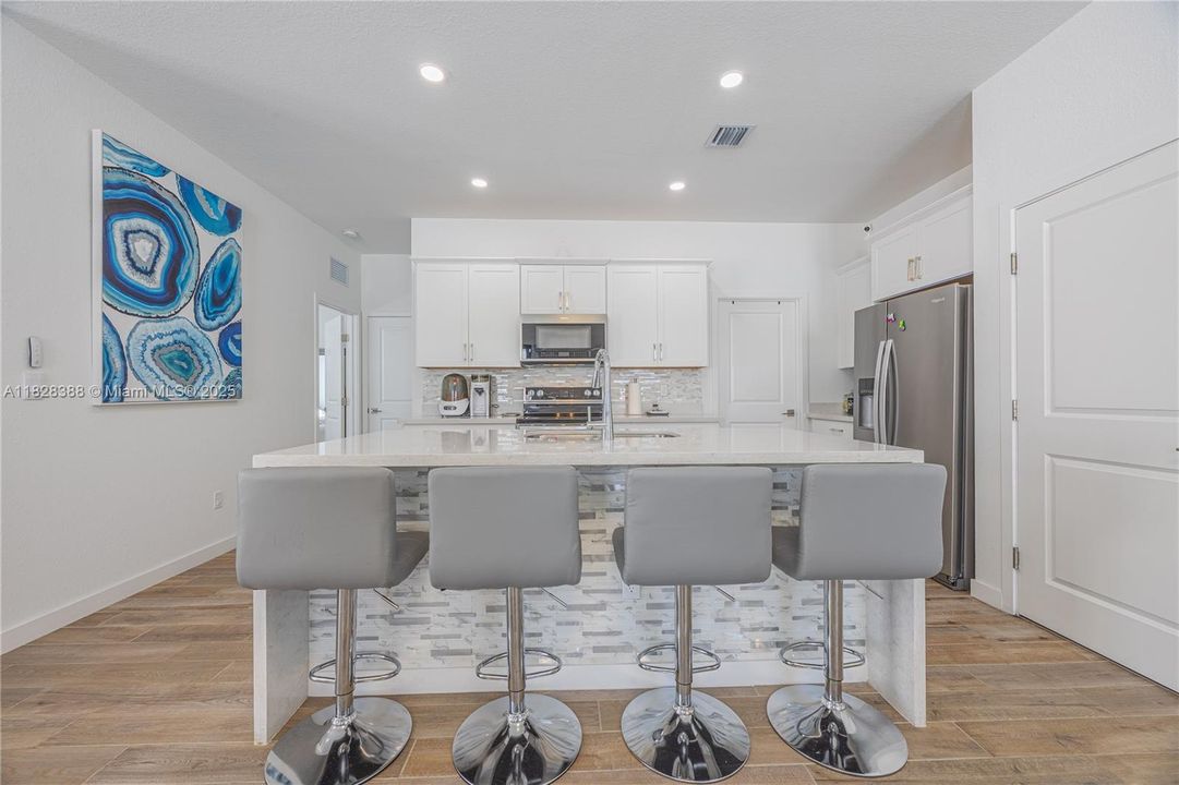 En Venta: $1,385,000 (4 camas, 3 baños, 2528 Pies cuadrados)