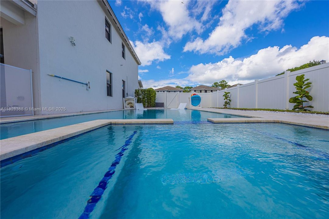 En Venta: $1,385,000 (4 camas, 3 baños, 2528 Pies cuadrados)