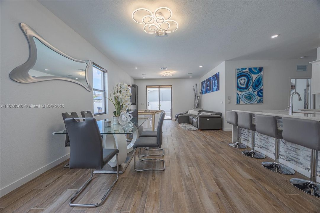 En Venta: $1,385,000 (4 camas, 3 baños, 2528 Pies cuadrados)