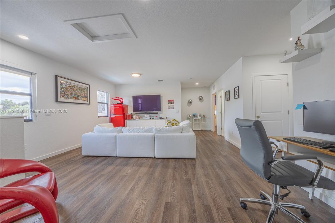 En Venta: $1,385,000 (4 camas, 3 baños, 2528 Pies cuadrados)