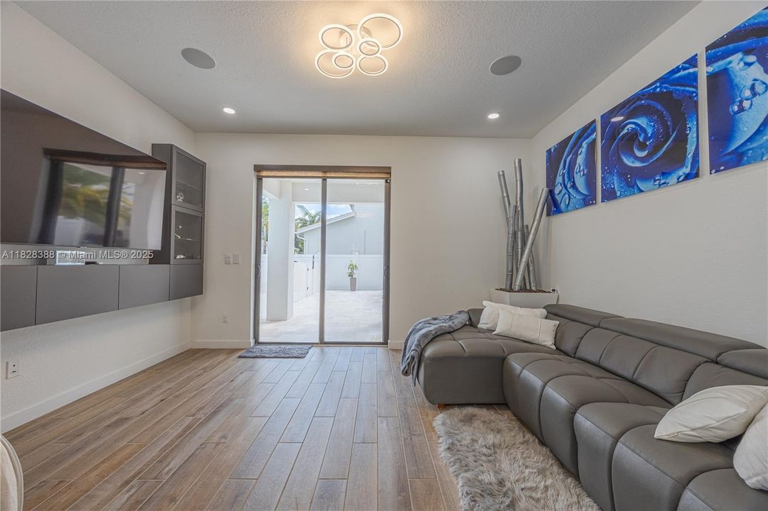 En Venta: $1,385,000 (4 camas, 3 baños, 2528 Pies cuadrados)