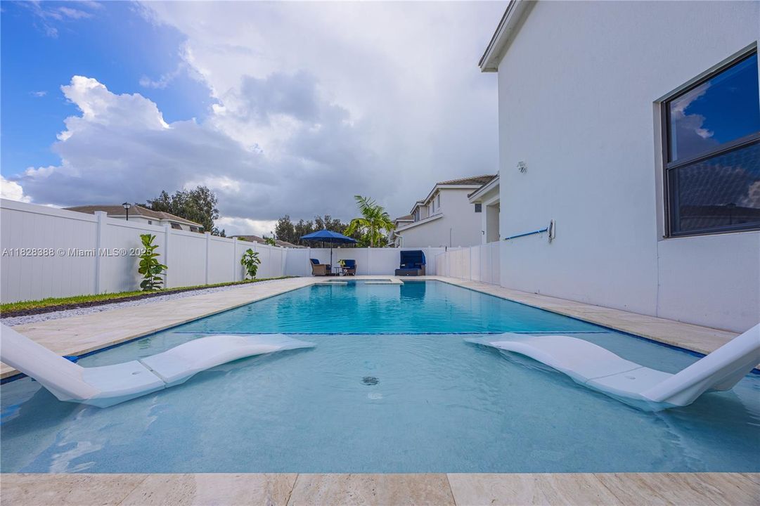 En Venta: $1,385,000 (4 camas, 3 baños, 2528 Pies cuadrados)