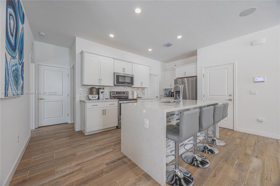 En Venta: $1,385,000 (4 camas, 3 baños, 2528 Pies cuadrados)