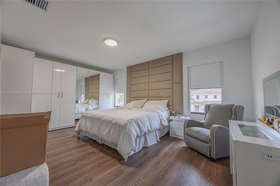 En Venta: $1,385,000 (4 camas, 3 baños, 2528 Pies cuadrados)