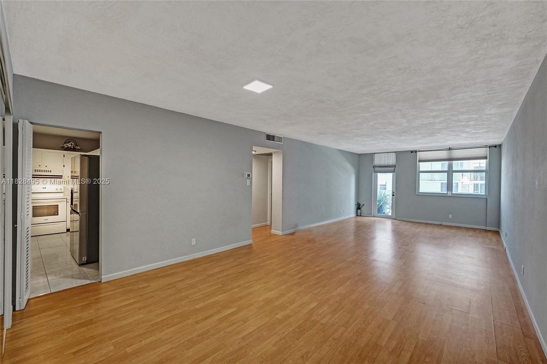 For Sale: $330,000 (1 beds, 1 baths, 950 Square Feet)