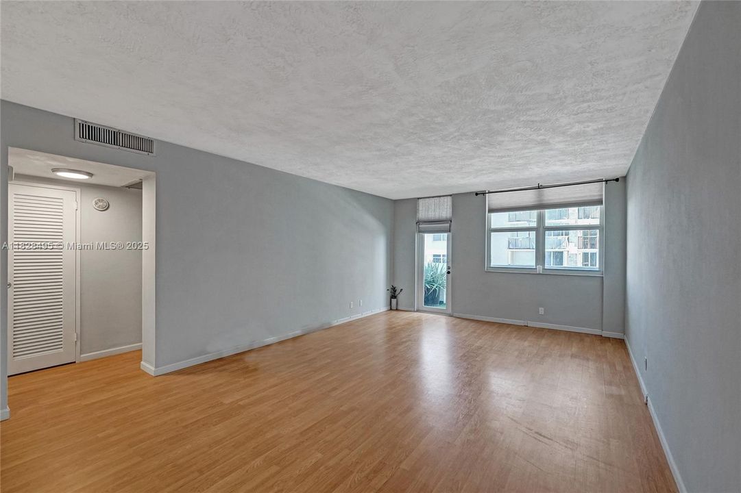 For Sale: $330,000 (1 beds, 1 baths, 950 Square Feet)