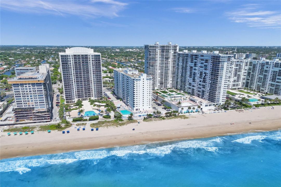 For Sale: $330,000 (1 beds, 1 baths, 950 Square Feet)