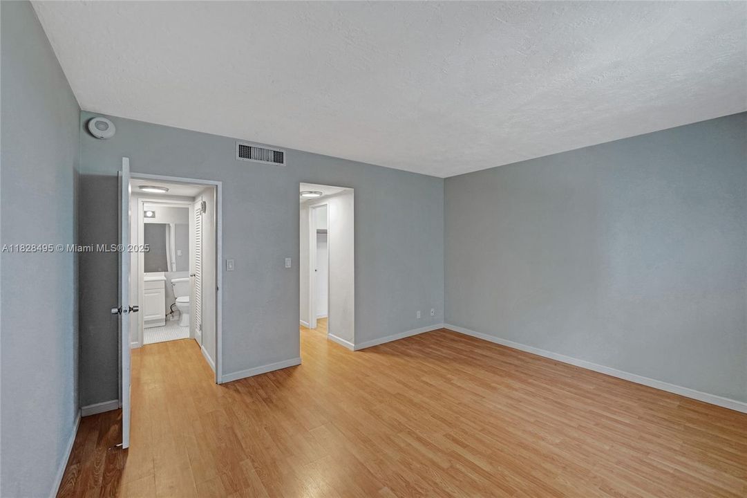 For Sale: $330,000 (1 beds, 1 baths, 950 Square Feet)