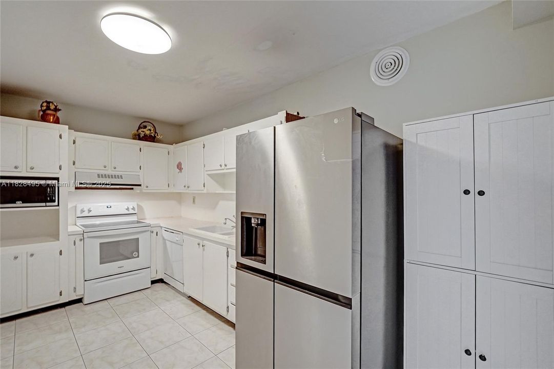 For Sale: $330,000 (1 beds, 1 baths, 950 Square Feet)