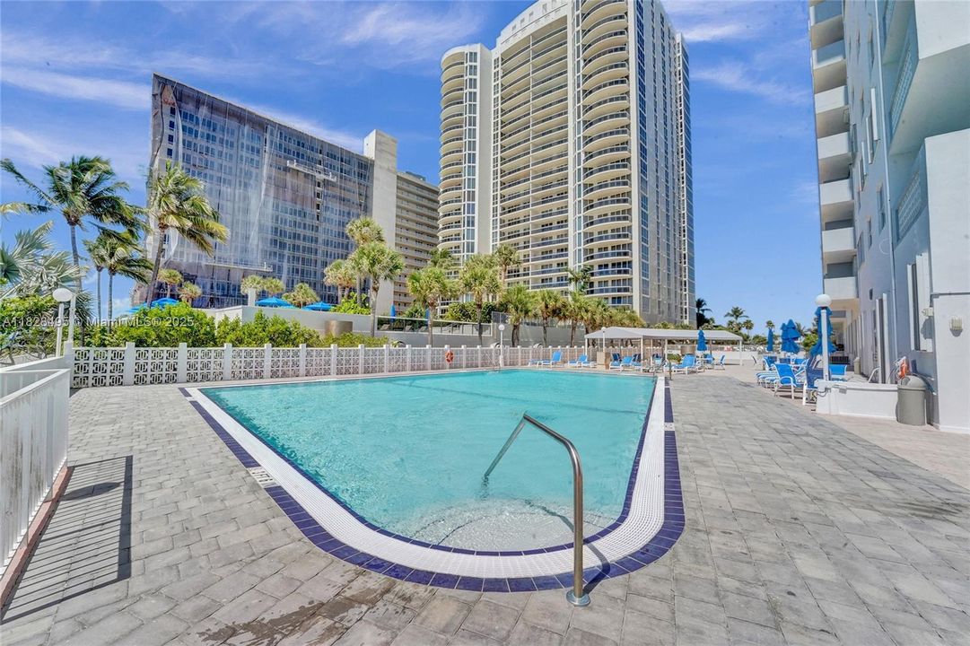 For Sale: $330,000 (1 beds, 1 baths, 950 Square Feet)