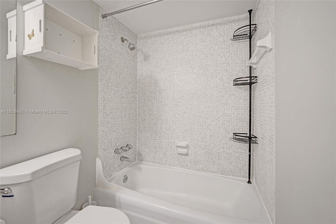 For Sale: $330,000 (1 beds, 1 baths, 950 Square Feet)