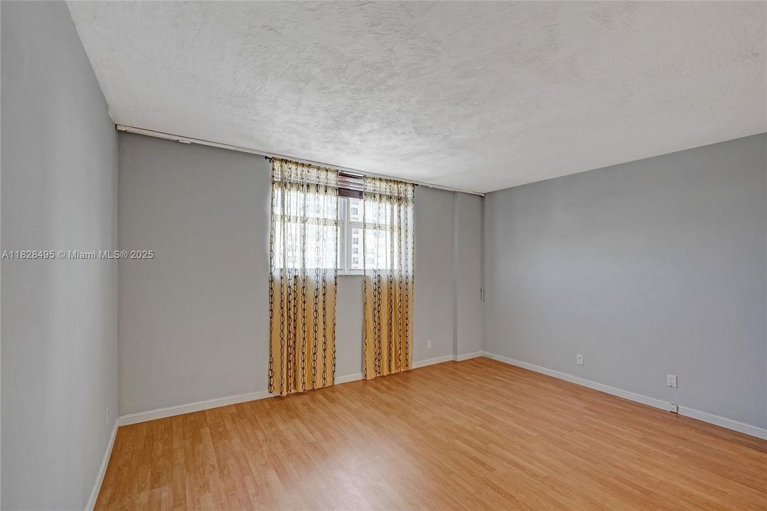 For Sale: $330,000 (1 beds, 1 baths, 950 Square Feet)