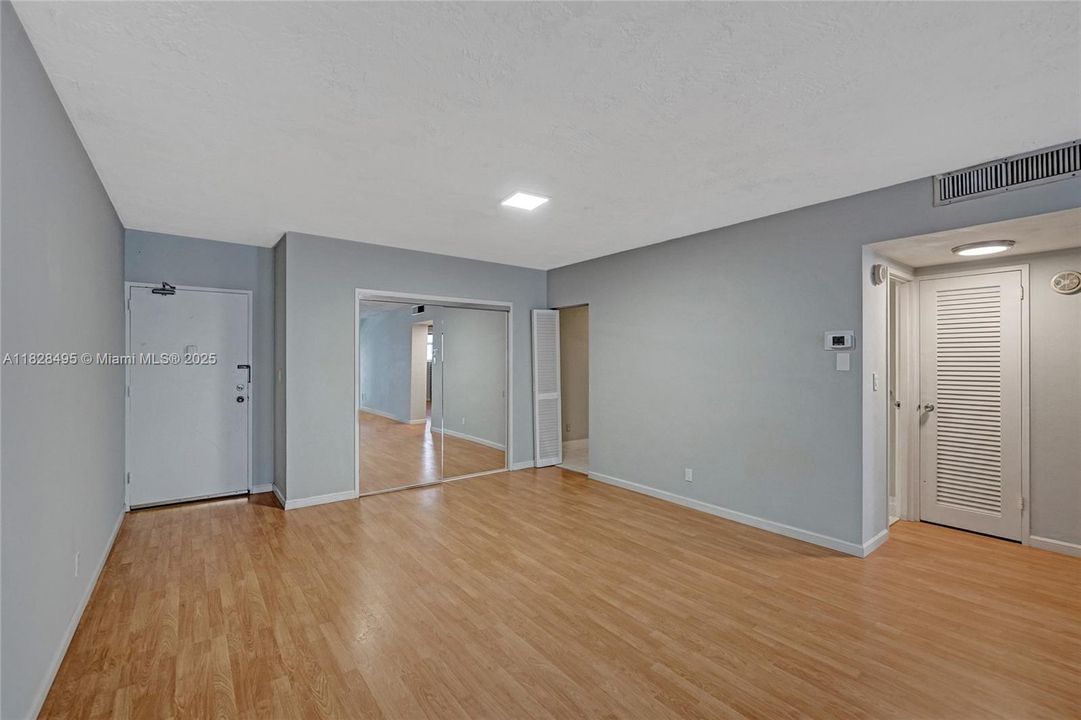 For Sale: $330,000 (1 beds, 1 baths, 950 Square Feet)