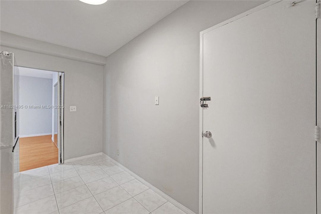 For Sale: $330,000 (1 beds, 1 baths, 950 Square Feet)