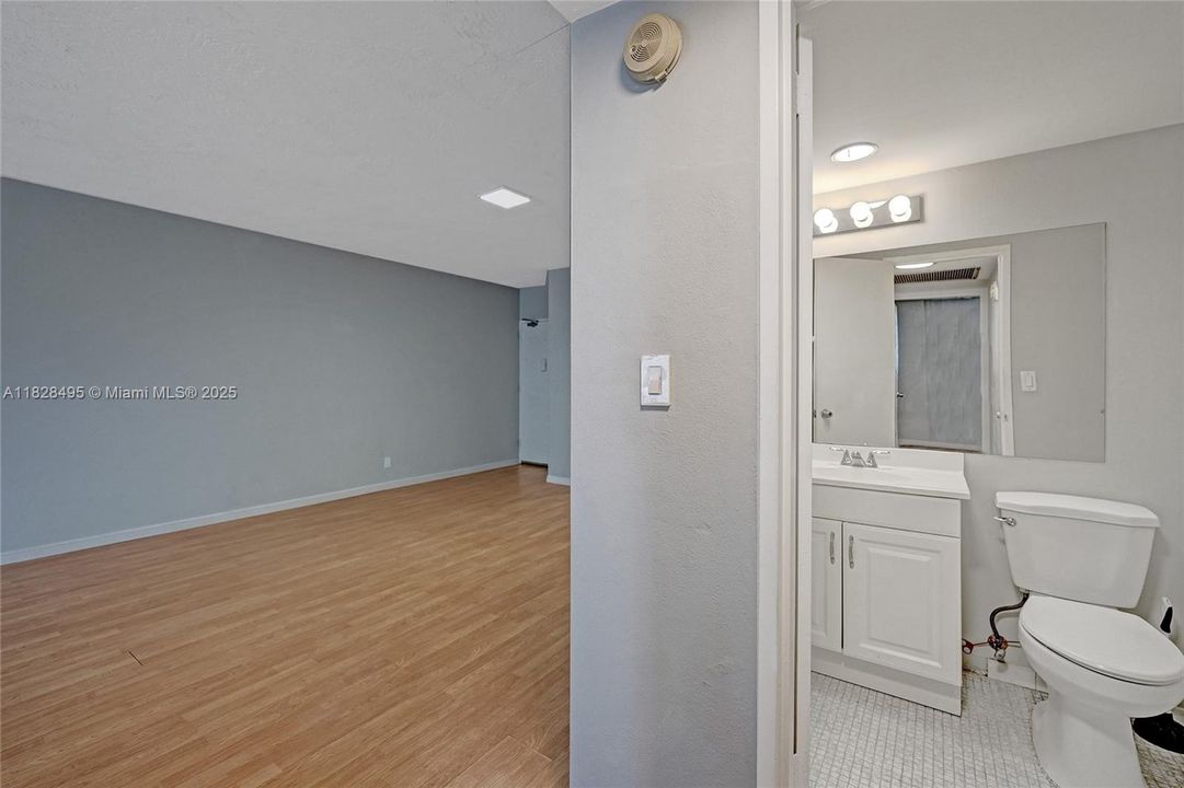 For Sale: $330,000 (1 beds, 1 baths, 950 Square Feet)