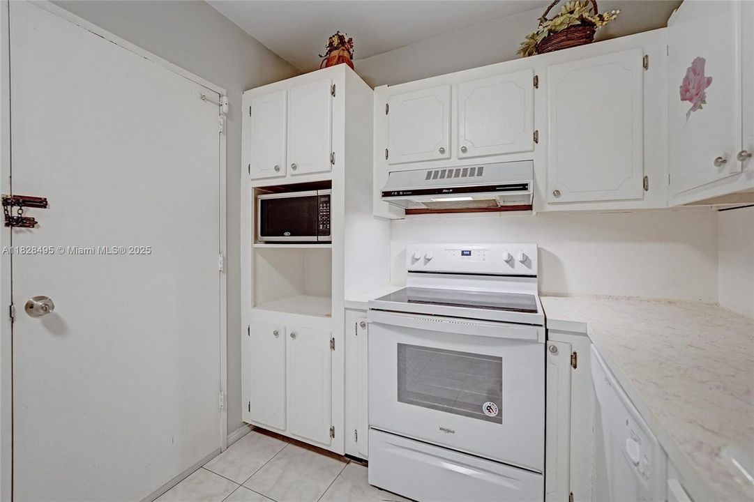 For Sale: $330,000 (1 beds, 1 baths, 950 Square Feet)